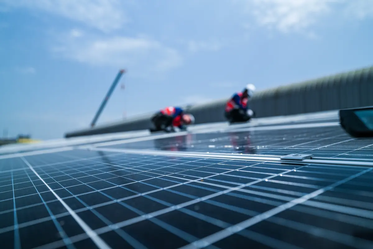 Paneles solares de autoconsumo bajo un cielo despejado en una cubierta cercana a Úbeda